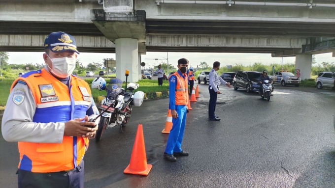 SIAGA: Petugas Dishub Sidoarjo saat mengatur lalu lintas di Bundaran Pondok Tjandra. (Ist)