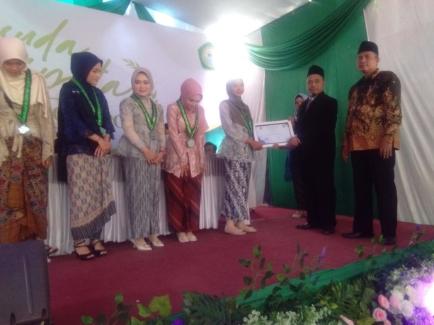 BANGGA: Kepala SMK Walisongo 1 Gempol Mashudi Zakariah (dua dari kanan) memberikan penghargaan bagi siswa yang berprestasi.