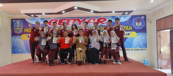 LAUNCHING BUKU: Kepala SMK Negeri 1 Sidoarjo Dhanu Lukmantoro bersama dengan fasilitator dan agen anti perundungan melaunching buku yang berjudul Akar Persahabatan.