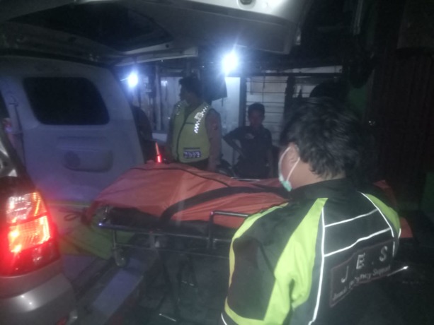 MENDADAK: Petugas saat mengevakuasi korban di lokasi kejadian untuk dibawa ke RS Bhayangkara Polda Jatim. 