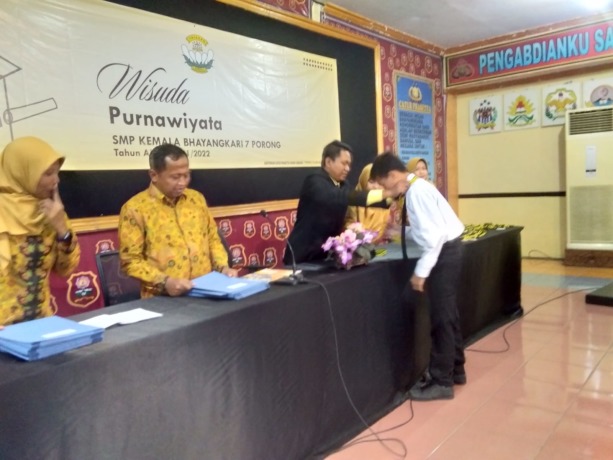 BANGGA: Prosesi wisuda purnawiyata SMP Kemala Bhayangkari 7 Porong.