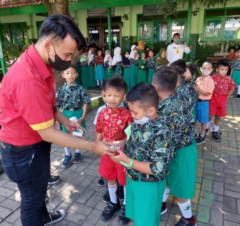 PEDULI: Secara bergiliran anak-anak mendapatkan susu gratis dari Alfamart.