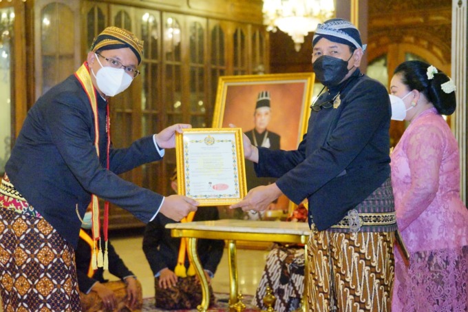 AMANAH: Bupati Sidoarjo Ahmad Muhdlor (kiri) menerima gelar Kanjeng Raden Aryo Tumenggung dari Keraton Solo.