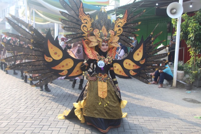 MERIAH: Salah satu penampil dalam karnaval yang digelar keluarga besar YPM Sidoarjo.