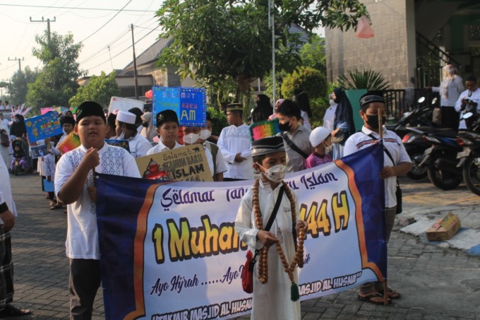MERIAH: Anak-anak mengikuti peringatan Tahun Baru Islam 1444 Hijriah di Perumahan Mutiara Citra Asri. (HENDRIK MUCHLISON/RADAR SIDOARJO)