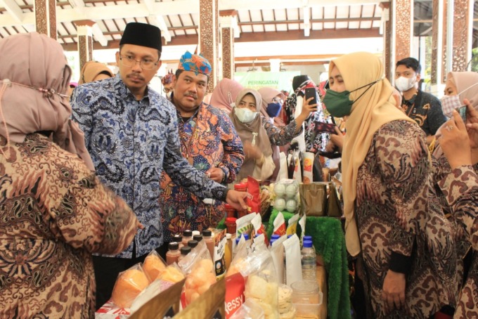 KREATIF: Bupati Sidoarjo Ahmad Muhdlor saat meninjau produk usaha dari koperasi dan usaha mikro di Sidoarjo. (HENDRIK MUCHLISON/RADAR SIDOARJO)
