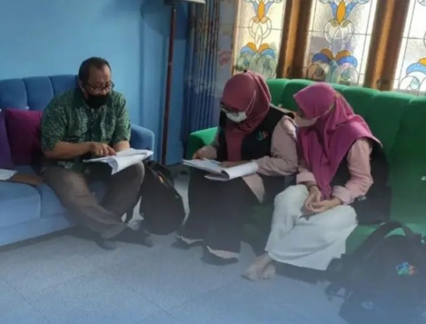 AKURAT: Petugas Sensus BPS Sidoarjo saat berkunjung ke rumah warga Sidoarjo.