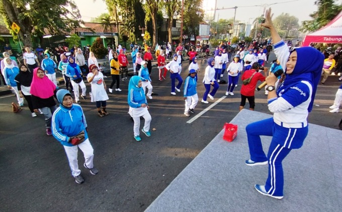 HEBOH: Masyarakat Sidoarjo yang ikut senam di CFD, Minggu (24/7). (ANNISA FIRDAUSI/RADAR SIDOARJO)