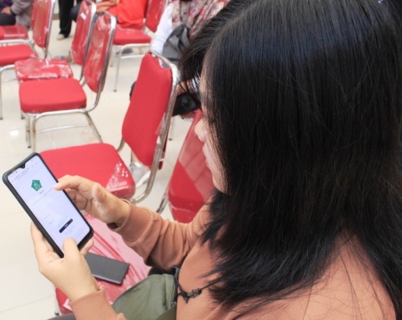 DIGITAL: Salah satu warga Sidoarjo memanfaatkan Plavon Dukcapil untuk mengurus administrasi kependudukan. (HENDRIK MUCHLISON/RADAR SIDOARJO)