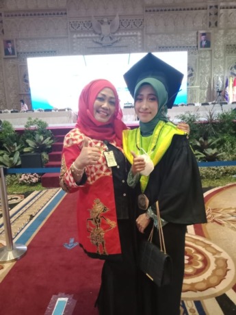 BERJUANG BERSAMA: Pengawas Dinas Provinsi Jatim Wilayah Sidoarjo Rukmini Ambarwati (kiri) saat menghadiri wisuda Nabila.