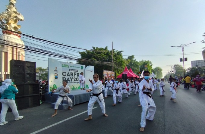 PRESTASI: Atlet Indonesia Traditional Karate Federation (INATKF) Sidoarjo saat tampil di CFD, Minggu (24/7) lalu. (ANNISA FIRDAUSI/RADAR SIDOARJO)