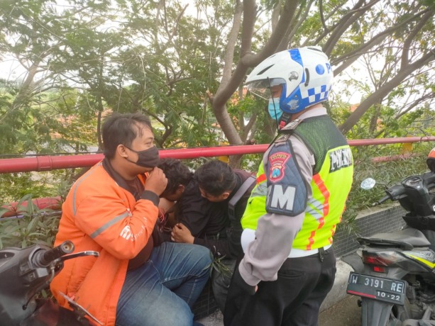 SELAMAT: Alfian berhasil diamankan pengguna jalan yang melintas.