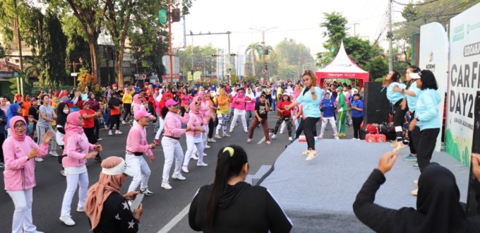 BIKIN SEHAT: Ratusan emak-emak mengikuti senam pagi di Car Free Day Alun-alun Sidoarjo. (LUKMAN AL FARISI/RADAR SIDOARJO)