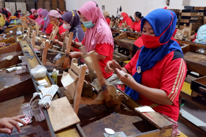 BAGI HASIL: Aktivitas produksi rokok di salah satu pabrik di wilayah Kecamatan Tanggulangin. (DOK/RADAR SIDOARJO)