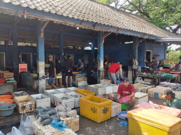 POTENSIAL: Pedagang di TPI Lingkar Timur Sidoarjo selalu ramai setiap pagi. (HENDRIK MUCHLISON/RADAR SIDOARJO)