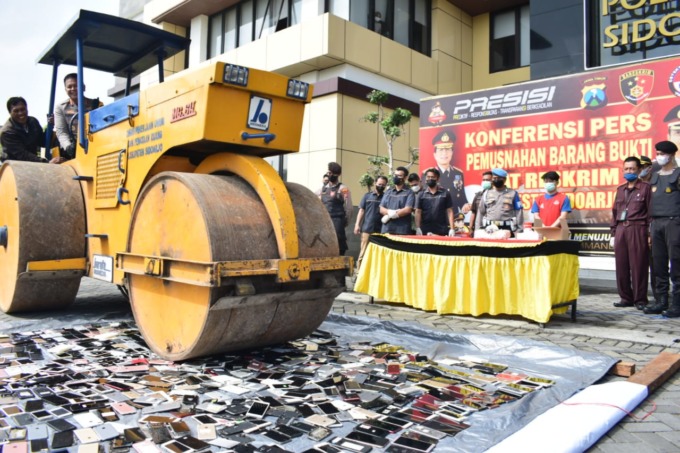 ILEGAL: Ratusan HP rekondisi saat dimusnahkan di halaman Polresta Sidoarjo.