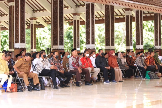 PERSIAPAN: Kades terpilih saat gladi bersih pelantikan di Pendapa Delta Wibawa. (HENDRIK MUCHLISON/RADAR SIDOARJO)