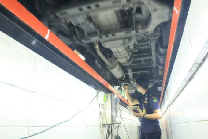 CEK: Petugas uji kir memeriksa kendaraan di Kantor Dinas Perhubungan. (HENDRIK MUCHLISON/RADAR SIDOARJO)