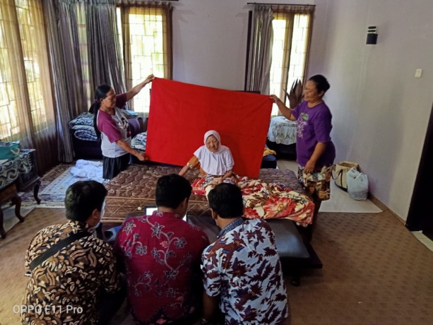 GERAK CEPAT: Kegiatan jemput bola Dispendukcapil Sidoarjo untuk perekaman e-KTP. (DOK RADAR SIDOARJO)