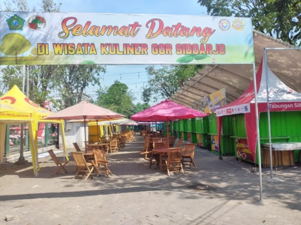 BANYAK MENU: Beberapa stan di wisata kuliner GOR yang sudah beroperasi. (HENDRIK MUCHLISON/RADAR SIDOARJO)