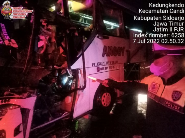 NAHAS: Kernet bus tewas di lokasi kejadian. (Ist)