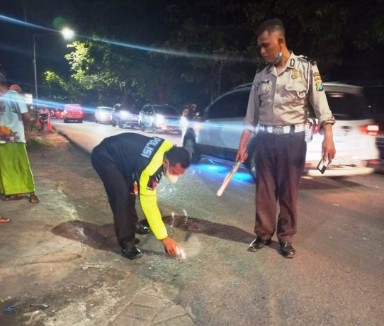 KUMPULKAN BUKTI: Polisi saat menggelar olah TKP kecelakaan.