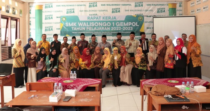 FOKUS: Para guru SMK Walisongo 1 Gempol saat mengikuti rapat kerja. (ANAS/RADAR SIDOARJO)