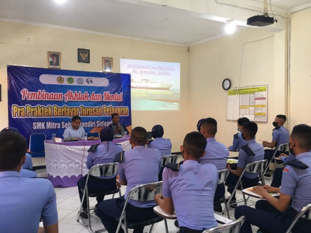 FOKUS: Siswa SMK Mitra Sehat Mandiri Nautika Kapal Niaga memperhatikan paparan penyaji materi. (ANAS/RADAR SIDOARJO)