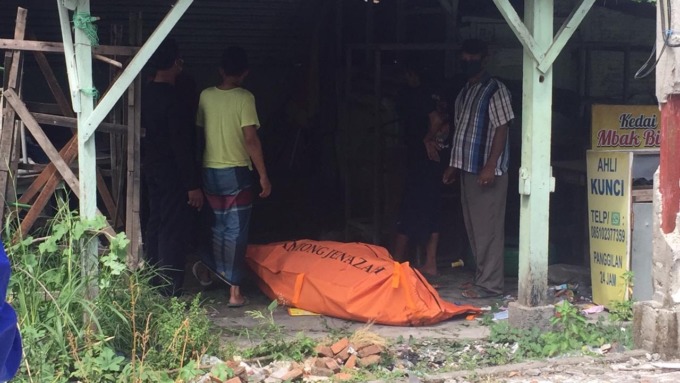 MENYENGAT: Korban saat dievakuasi oleh petugas menuju rumah sakit untuk divisum.