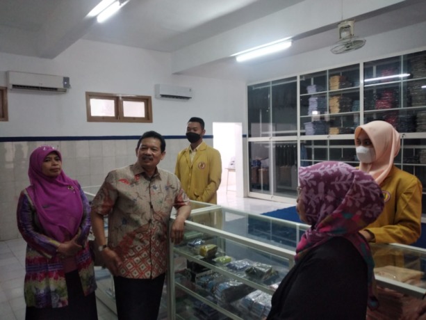 SEJAK DINI: Kepala Smamda Wigatiningsih (kiri) bersama Deputi Bidang Koordinasi Revolusi Mental, Pemajuan Kebudayaan dan Prestasi Olahraga Kemenko PMK, Didik Suhardi dan Ketua Majelis Dikdasmen Pimpinan Wilayah Muhammadiyah (PWM) Jatim Arbaiyah Yusuf saa