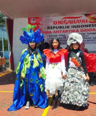 ALL OUT: Para siswa saat akan mengikuti jalan santai dengan pakaian unik.