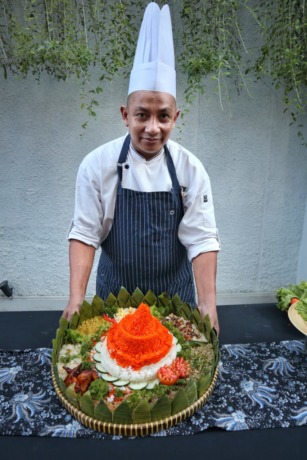 ISTIMEWA: Chef Agus mempersembahkan nasi goreng dengan 7 rasa.