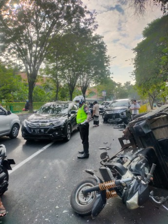 RINGSEK: Kendaraan yang terliba kecelakaan tampak sedang dievakuasi oleh petugas.