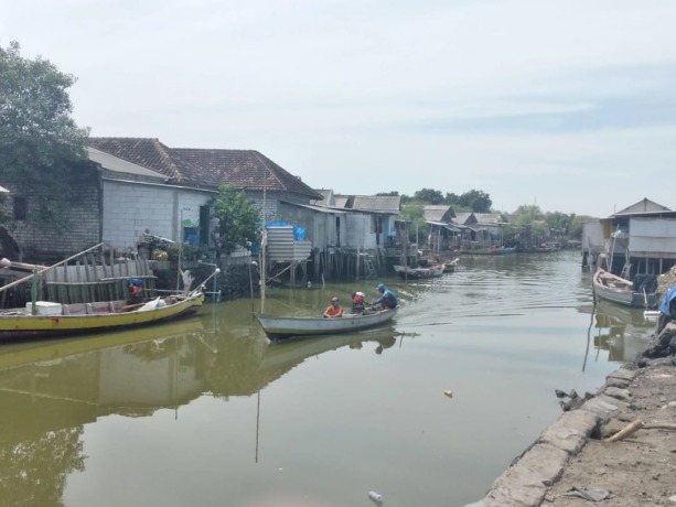 HARUS DIMINIMALISIR: Jamban di atas aliran sungai Desa Kalanganyar, Sedati masih banyak terlihat. (HENDRIK MUCHLISON/RADAR SIDOARJO)