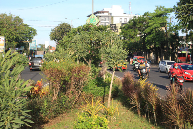 TAMBAH CIAMIK: Taman median jalan di samping RS Delta Surya akan segera diperbaiki. (HENDRIK MUCHLISON/RADAR SIDOARJO)