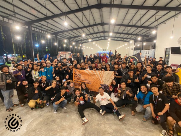 BERSUARA : Anggota Komunitas Vapor Sidoarjo saat berkumpul.