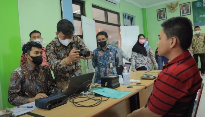 DITINGKATKAN: Dispendukcapil mendatangi UPT ABK Sidoarjo untuk mengurus administrasi kependudukan. 