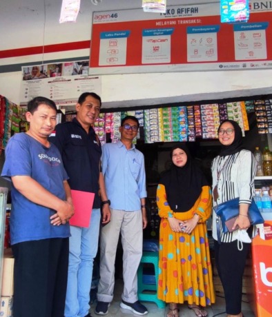 APRESIASI: Wakil Pemimpin BNI Kantor Cabang Sidoarjo, Wahyudi Pangkat Sugihartono (tengah) saat melakukan kunjungan ke BNI Agen 46 Nur Afifah.
