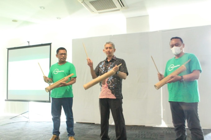 SEMAKIN MUDAH: Operation General Manager Aksesmu, Tri Wiyono Seputro (kiri) saat seremonial Temu Pedagang, Jumat (12/8). (HENDRIK MUCHLISON/RADAR SIDOARJO)