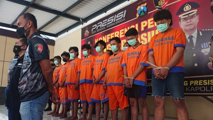 DIBEKUK: 12 pelaku pengeroyokan dari tiga perguruan silat diamankan. (LUKMAN AL FARISI/RADAR SIDOARJO)