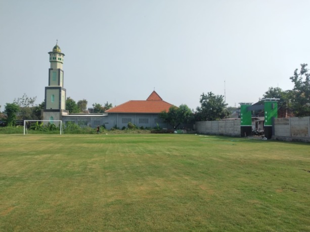 DIPERBAIKI : Kondisi rumput lapangan Pucang rutin dirawat agar tidak kering dan mati. (HENDRIK MUCHLISON/RADAR SIDOARJO)