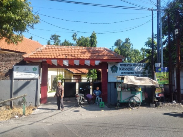BELUM ADA KEPASTIAN: Gedung eks SMAN 2 Sidoarjo yang sementara digunakan untuk Liponsos. (HENDRIK MUCHLISON/RADAR SIDOARJO)