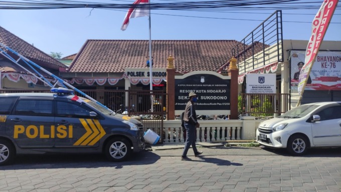 MASIH DIPERIKSA: Suasana di Polsek Sukodono pascapenangkapan Kapolsek Sukodono diduga karena pemakaian sabu-sabu. (LUKMAN ALFARISI/RADAR SIDOARJO)