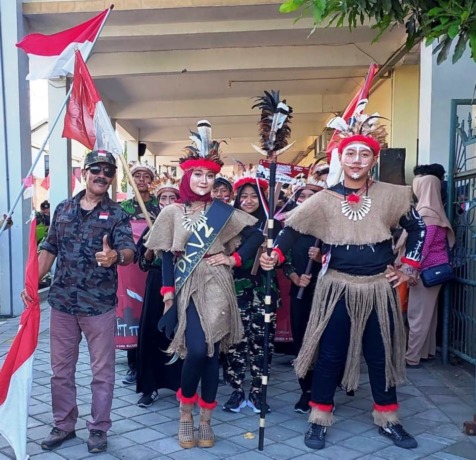 ANTUSIAS: Kepala SMK YPM 8 Sidoarjo Kisyanto (kiri) bersama para siswa menggelar karnaval kemerdekaan RI.