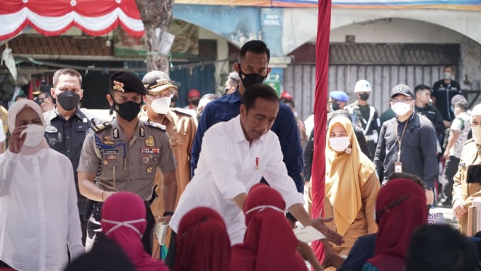 BAGIKAN BANSOS: Presiden Jokowi bersama ibu negara Iriana Jokowi di Pasar Larangan. (HENDRIK MUCHLISON/RADAR SIDOARJO)