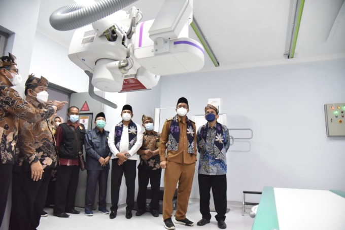 SEMAKIN LENGKAP: Bupati Sidoarjo Ahmad Muhdlor melihat fasilitas kesehatan di salah satu ruangan RSUD Sidoarjo Barat.