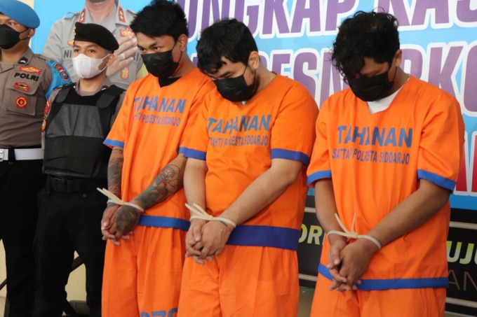 DIKELER: Tiga kurir sabu-sabu jaringan antarpulau saat diamankan di Polresta Sidoarjo. (LUKMAN AL FARISI/RADAR SIDOARJO)