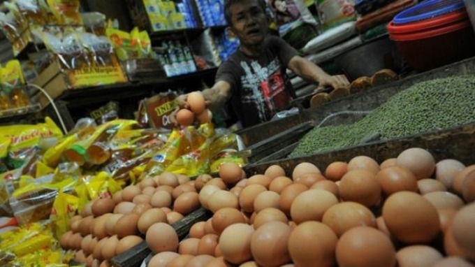 MERANGKAK NAIK: Pedagang di pasar tradisional mengeluhkan kenaikan harga telur yang menyebabkan sepinya pembeli.