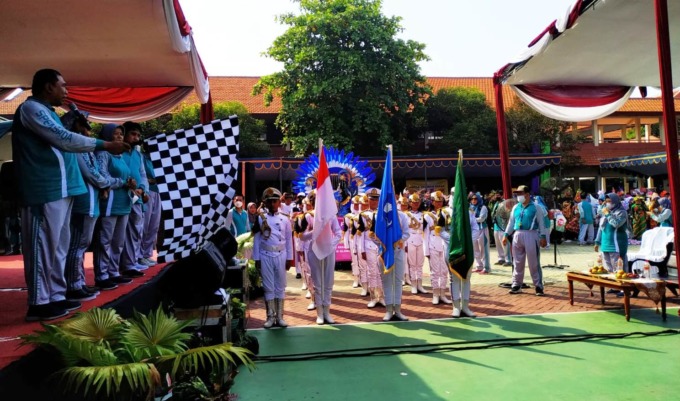 MERIAH: Pemberangkatan jalan sehat oleh Kepala SMPN 1 Sidoarjo Achmad Lutfi.