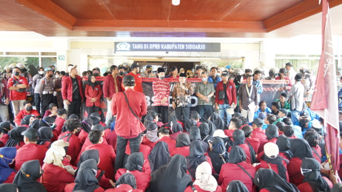 TAMPUNG ASPIRASI: Ketua DPRD Sidoarjo Usman saat menemui mahasiswa yang berdemo di depan kantornya.